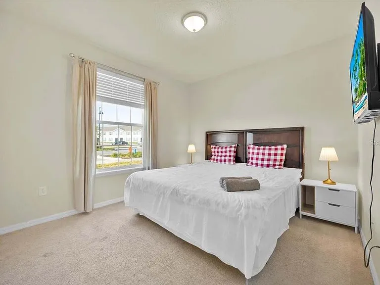372A Pacific Ln — Photo 4