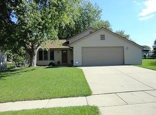 1212 Riverton Dr, Mukwonago, WI 53149