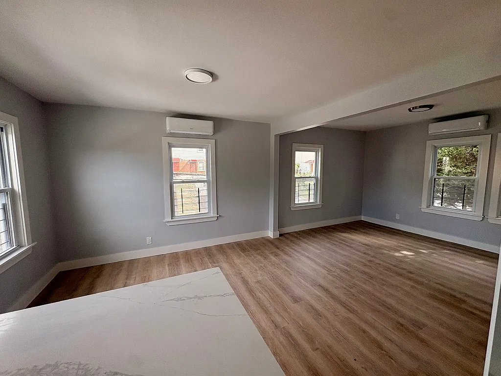 3 bed, 980 sqft, $3,300 — Photo 2