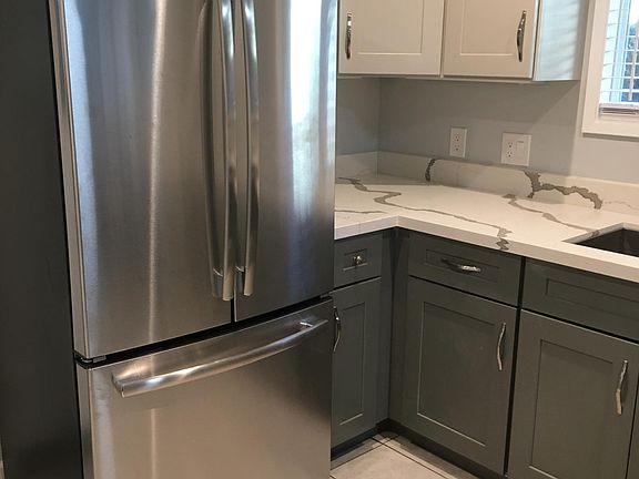 4th image of 121 Lowell Ave