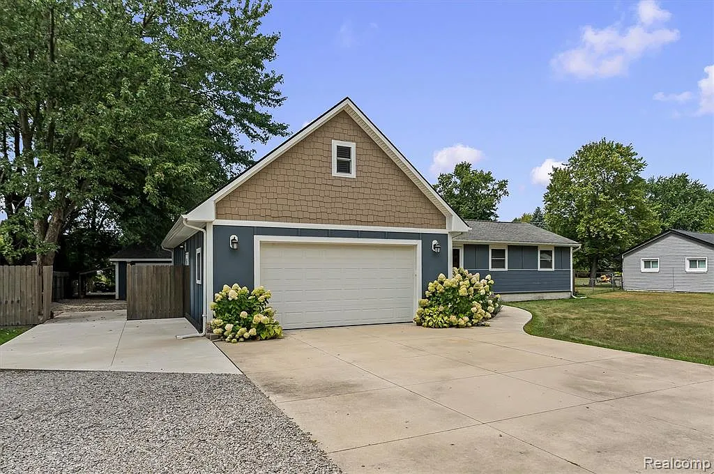 4 bed, 2.0 bath, 2200 sqft, $2,700 — Photo 2