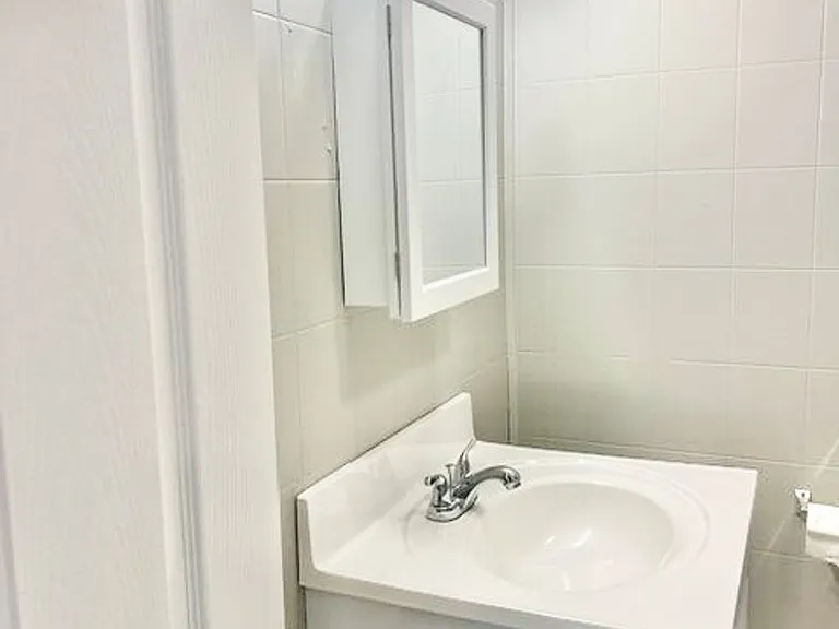 22-24 Lawn Ave #1R — Photo 9