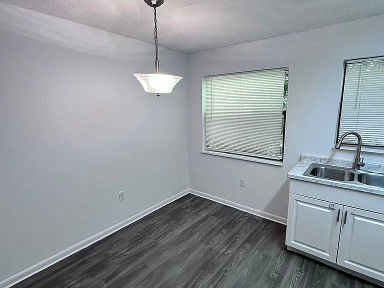 1944 Sunset Pl — Photo 7