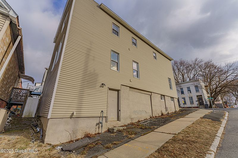3rd image of 1001 3rd Street