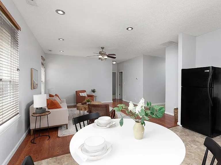 4570 Matthew St — Photo 8