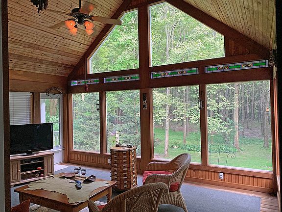 3rd image of 465 River Glen Dr