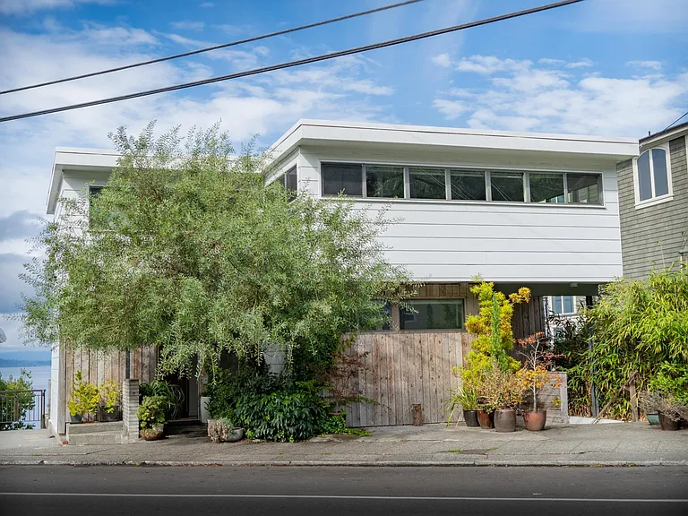4001 Beach Dr SW #4 — Photo 2