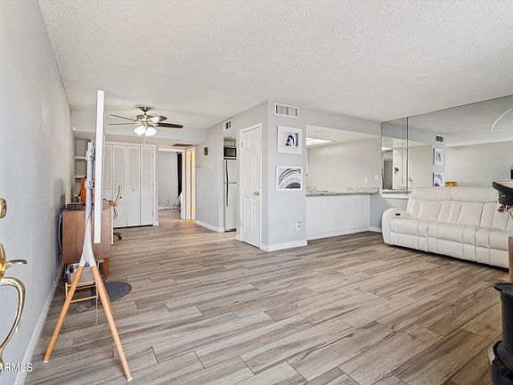4th image of 2115 W PONTIAC Drive
