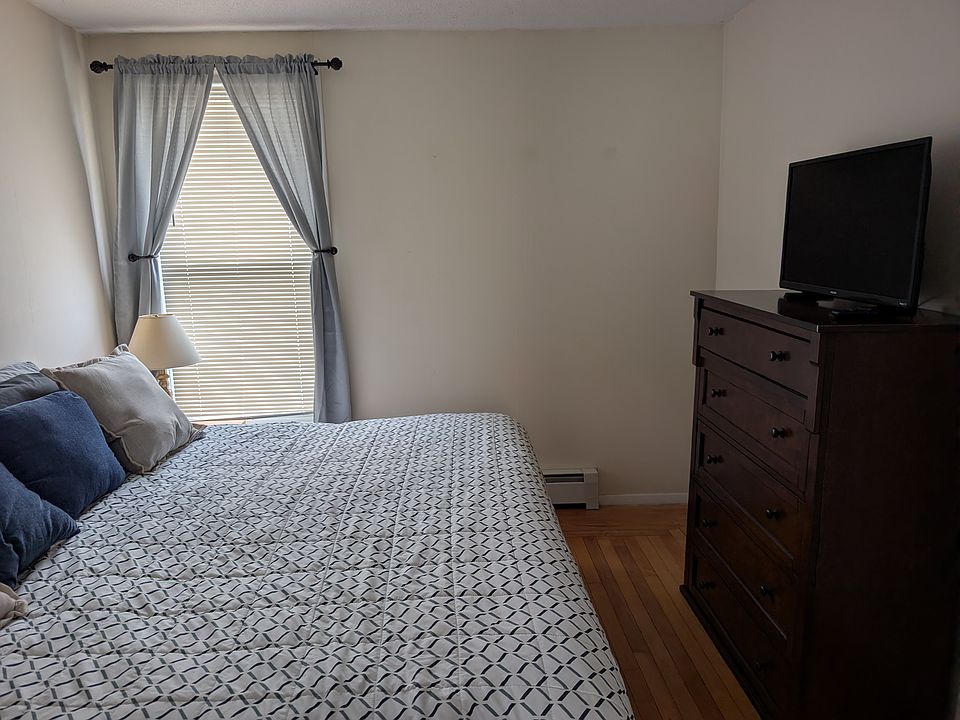1st image of 159 Grove St APT 2
