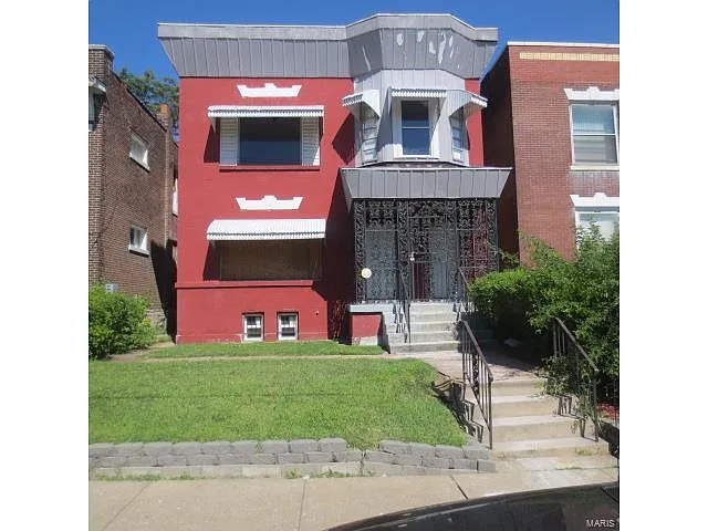 1921 Marcus Ave photo 1