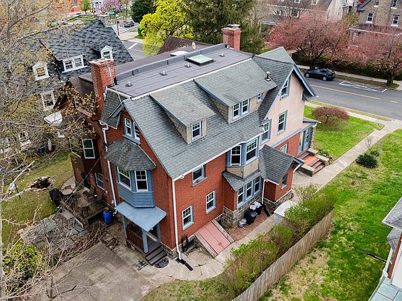 3rd image of 6325 Woodbine Ave