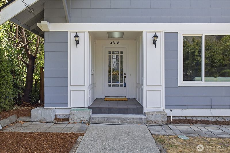 4th image of 4318 1st Avenue NE