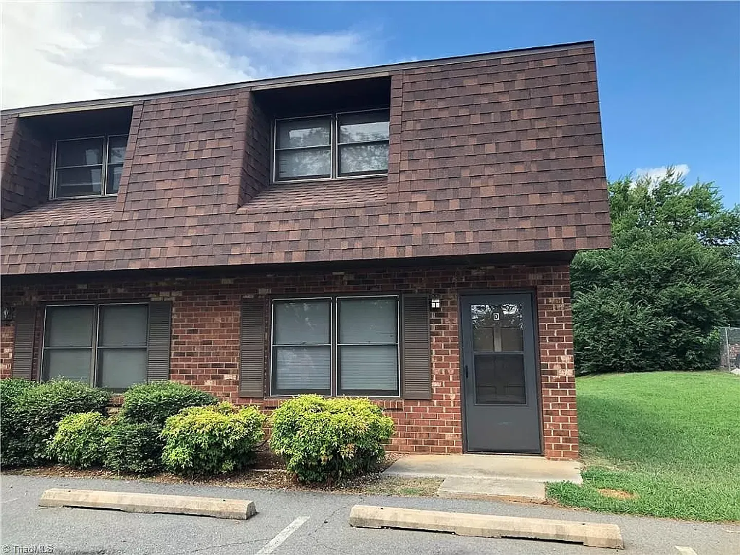 Cozy 2 bedrooms 2 bathrooms colonial-like home located in lexington — Photo 1