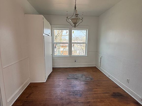 2nd image of 202 College St APT 3
