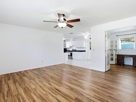 3rd image of 117 Dahlia Dr
