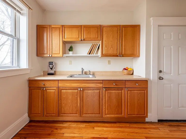 4-7 Sherborn Court 463-475 Broadway — Photo 9