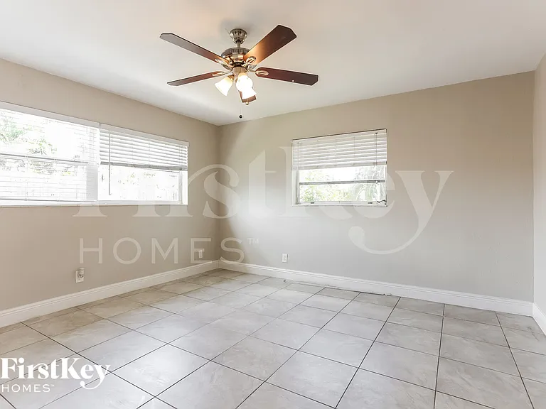 2720 SW 18th St — Photo 9