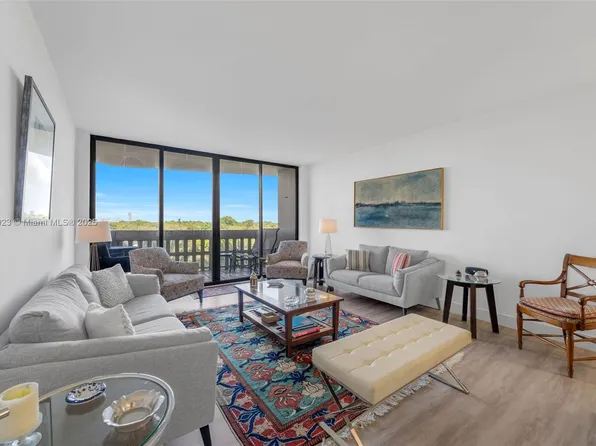 90 Edgewater Dr APT 704, Coral Gables, FL 33133