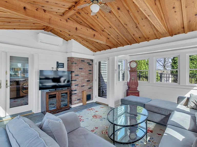 345 Colonial Rd — Photo 16