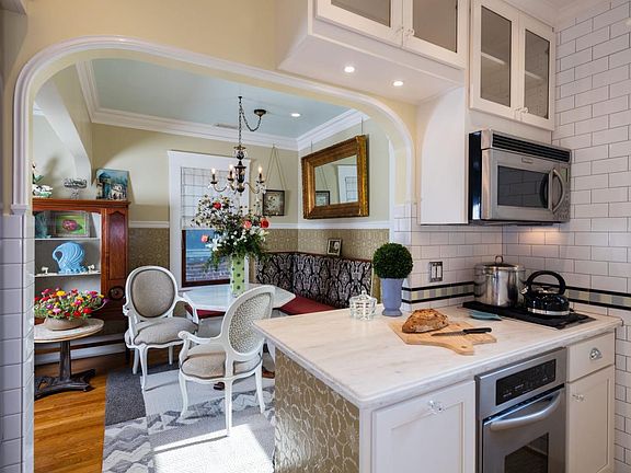 Charming gourmet, stocked Kitchen.