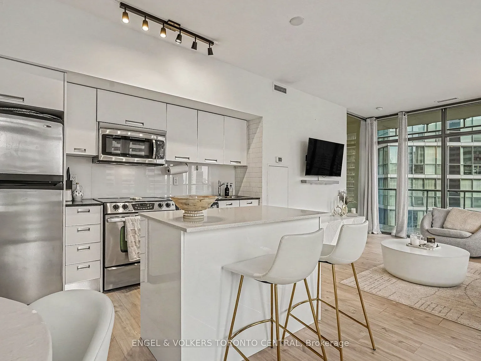 33 Charles St E — Photo 4