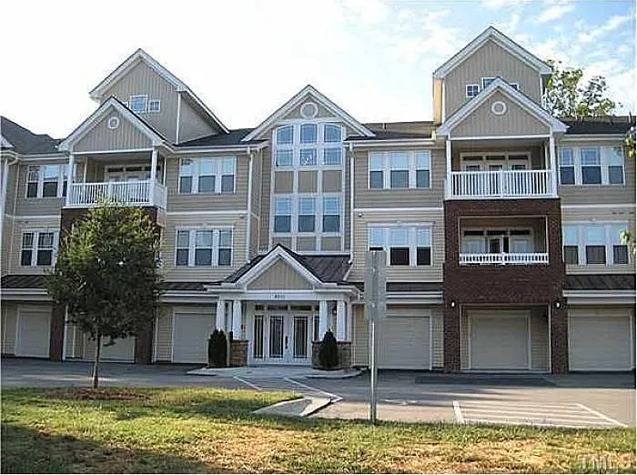 2810 Bedford Green Dr — Photo 4