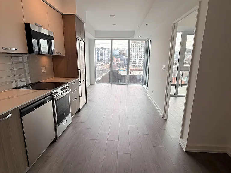 75 James St S #718 — Photo 7