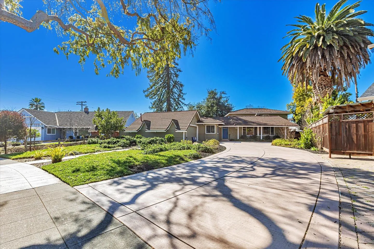 1441 Carmel Dr photo 1