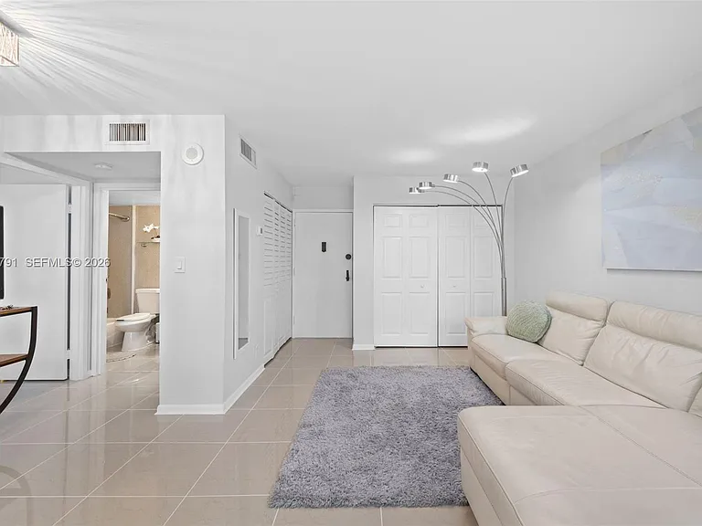 17021 N Bay Rd #425 — Photo 3
