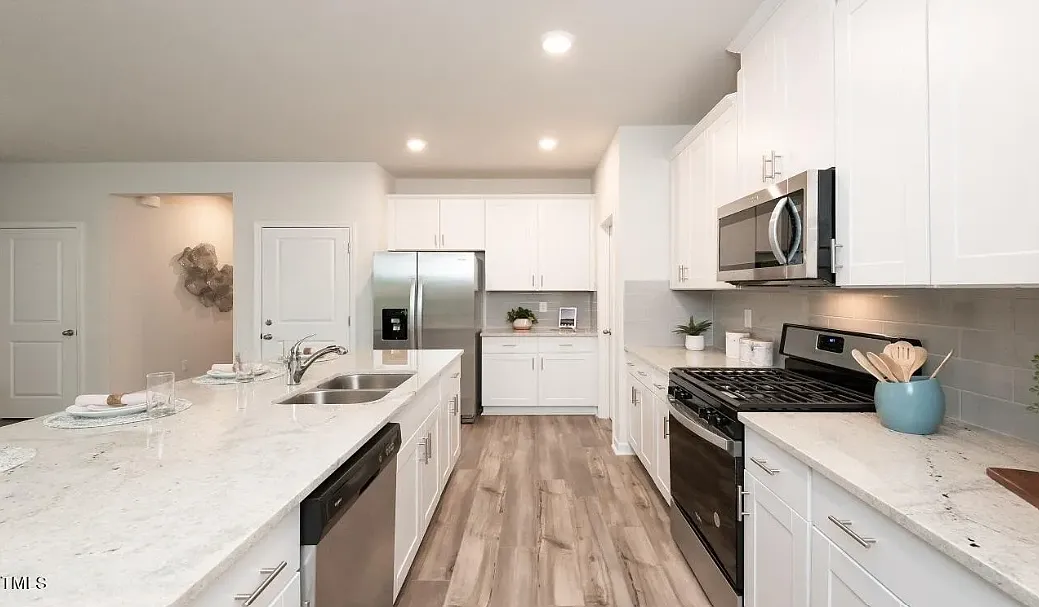 5 bed, 2352 sqft, $2,349 — Photo 2