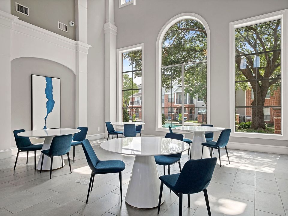 Our amenity spaces offer plenty of space to work, play, and relax.