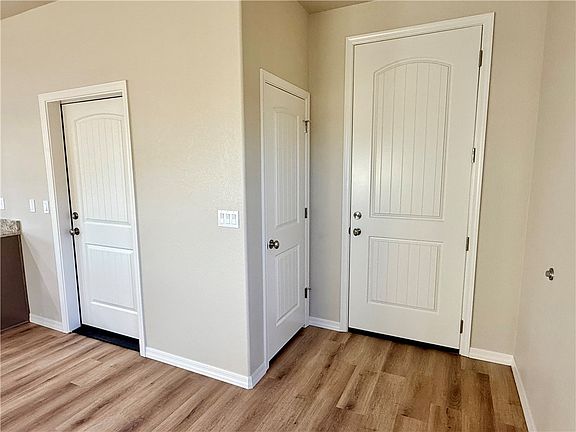 5th image of 2445 E Hearne Avenue