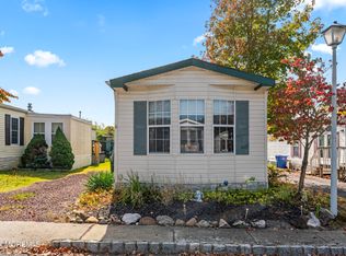 6 Man O War Ln, Howell, NJ 07731