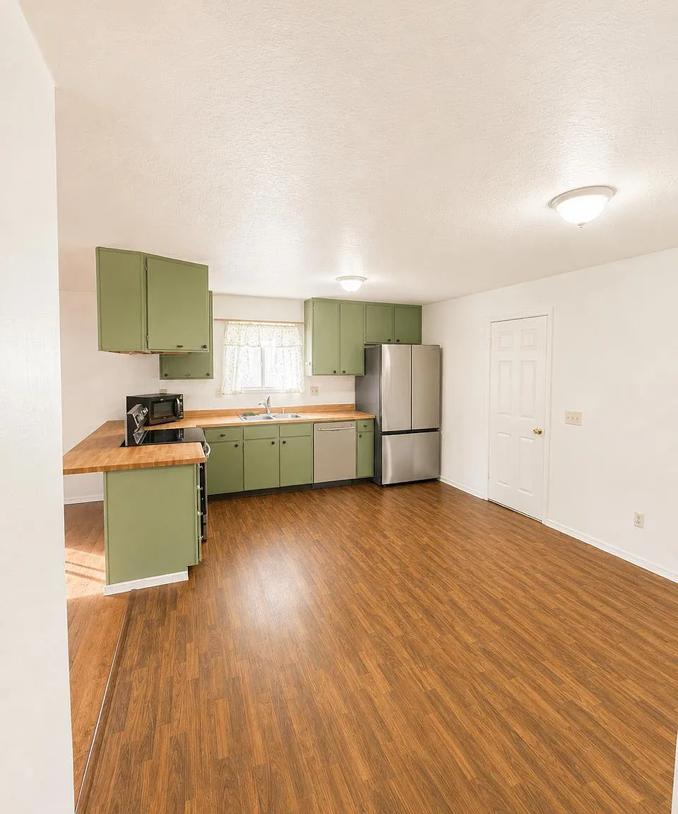 24066 Tulip Dr — Photo 3
