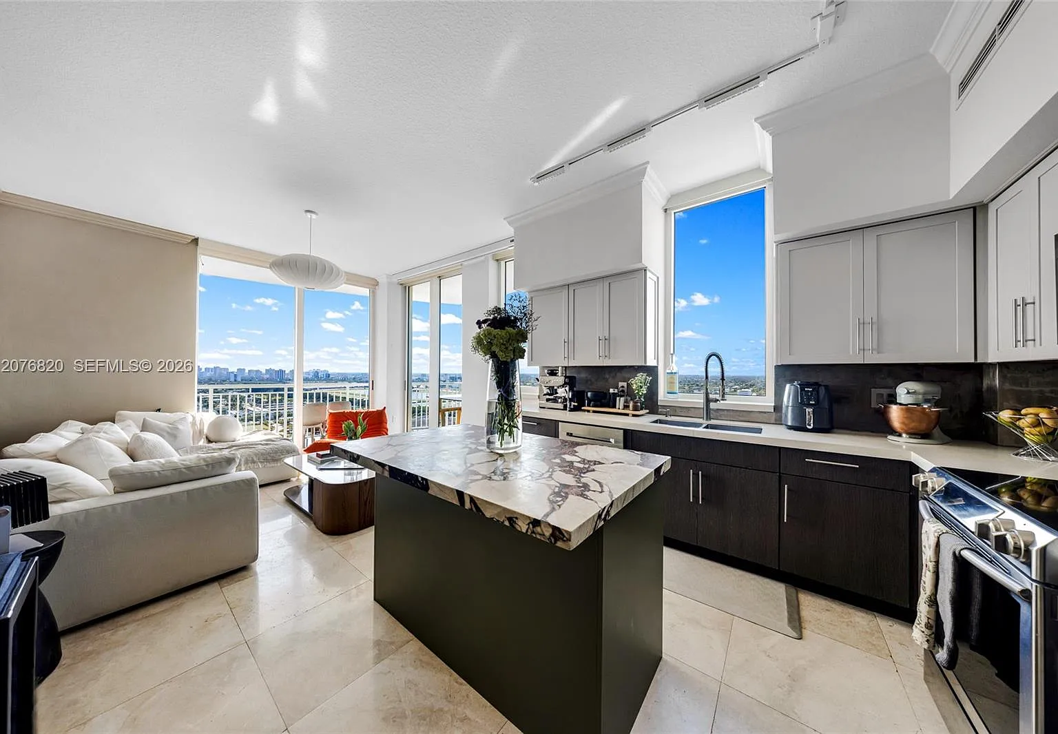 Duo Condominium West — Photo 4