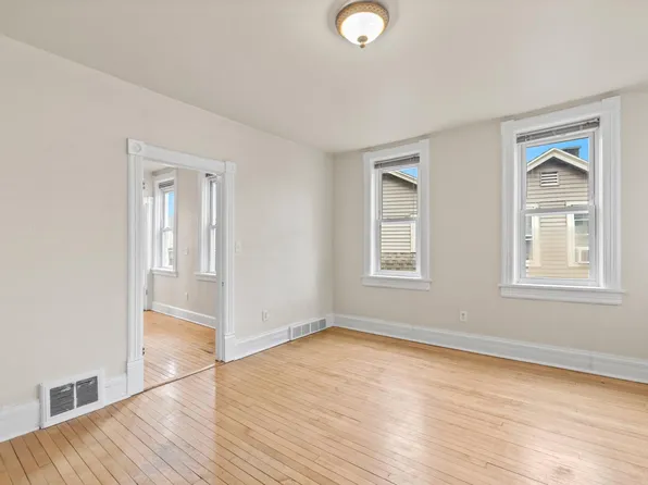 1142 E Hamilton St, Milwaukee, WI 53202