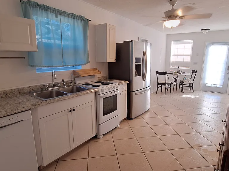 931 Coconut Cir W #B — Photo 8