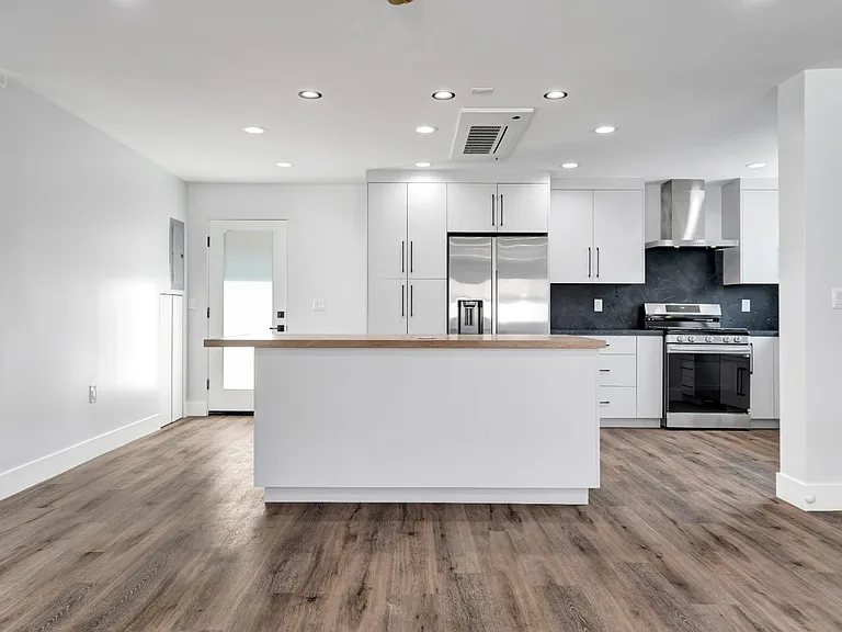 11613 Burbank Blvd — Photo 15