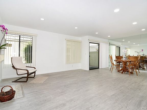 4th image of 22131 Burbank Blvd Unit 2