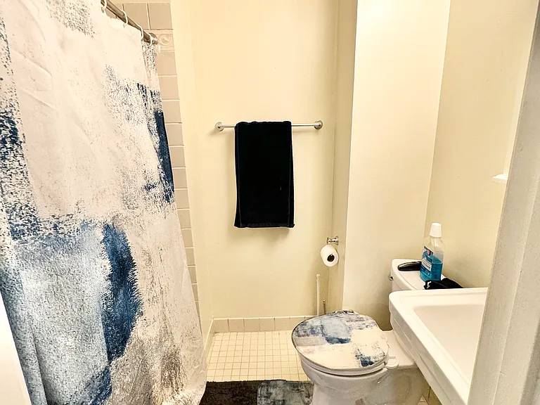 Upper Level Shared Bathroom