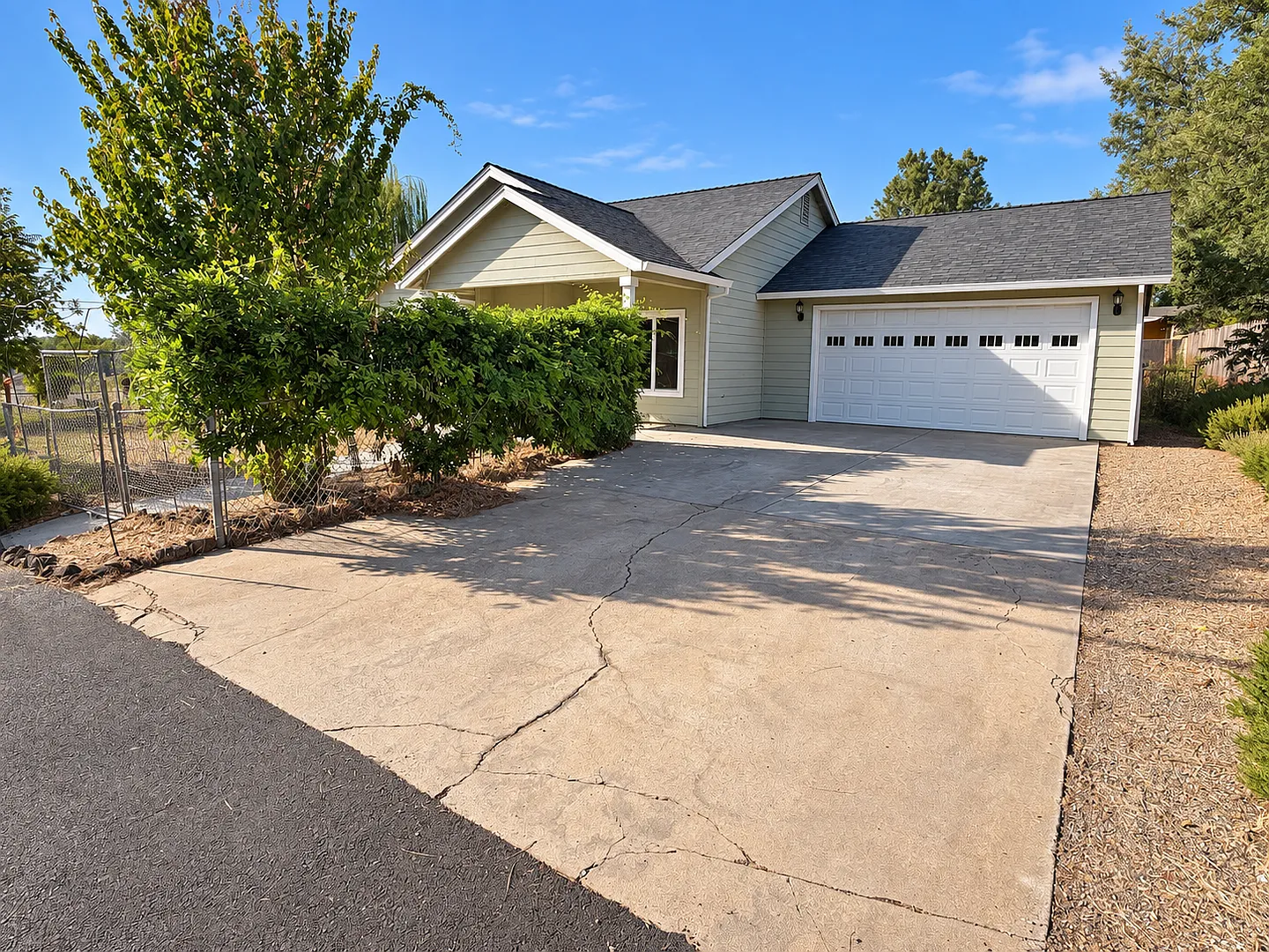 Spacious 3bed/ 2bath Corner-Lot Home w/ Solar & 2-Car Garage — Photo 3