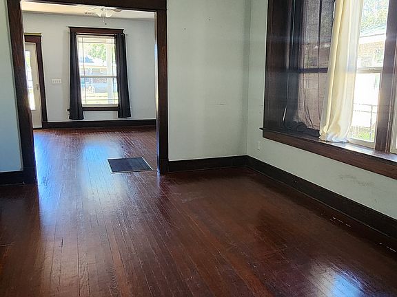 4th image of 541 N Market Ave