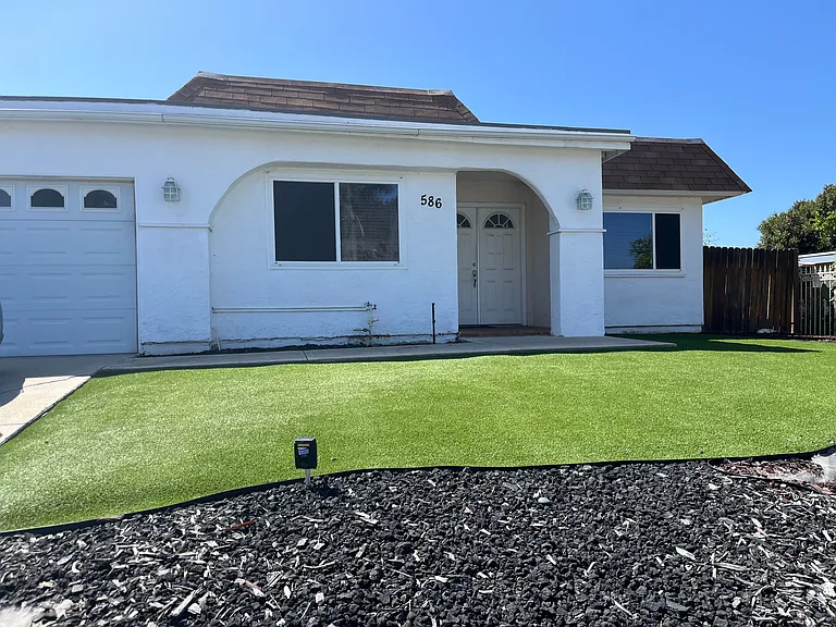 586 Augusta Dr — Photo 2