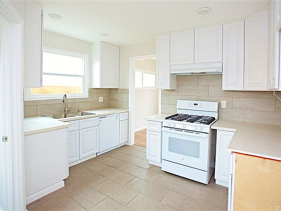 3rd image of 9638 Woodman Ave