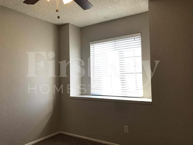 526 E Topeka Dr — Photo 15