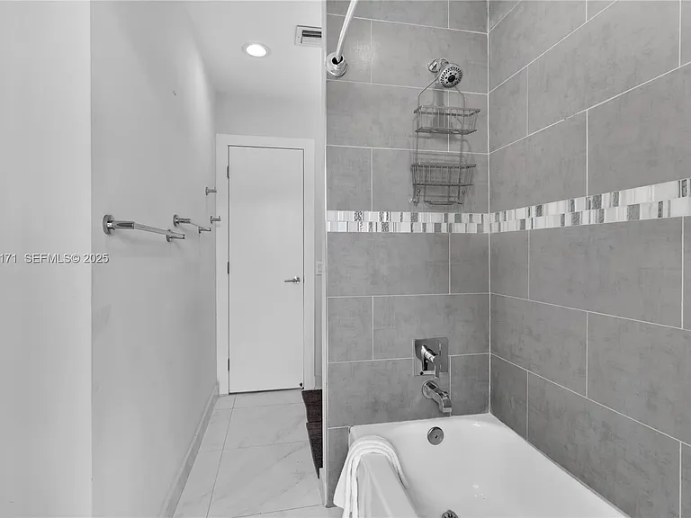 251 SE 8th St — Photo 26