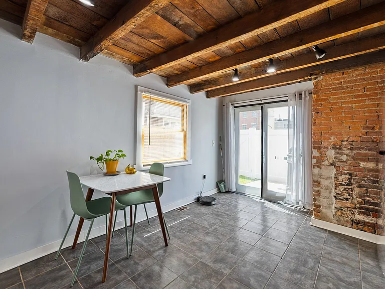 1130 Crease St — Photo 12