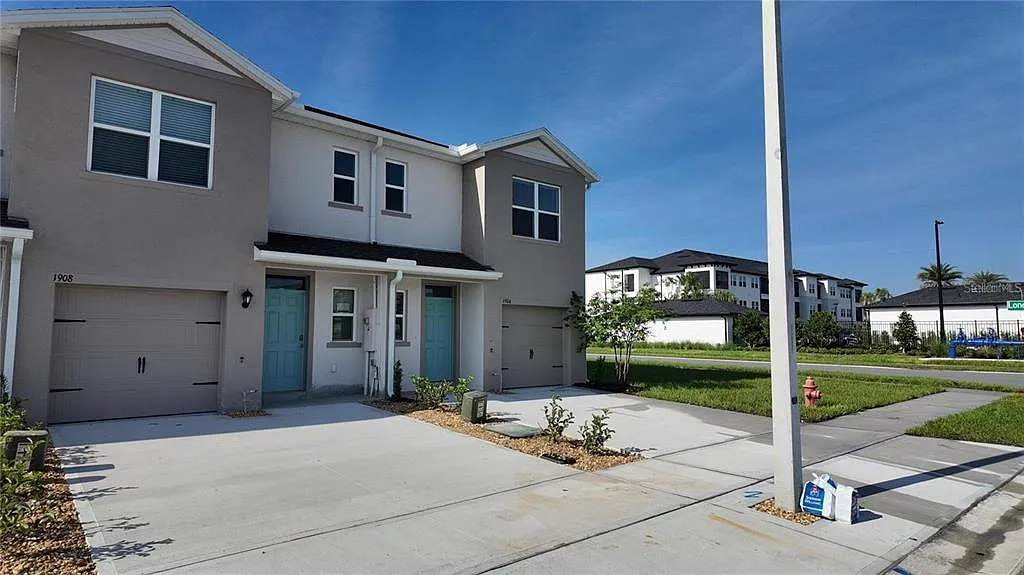 3 bed, 2.5 bath, 1477 sqft, $1,890 — Photo 3