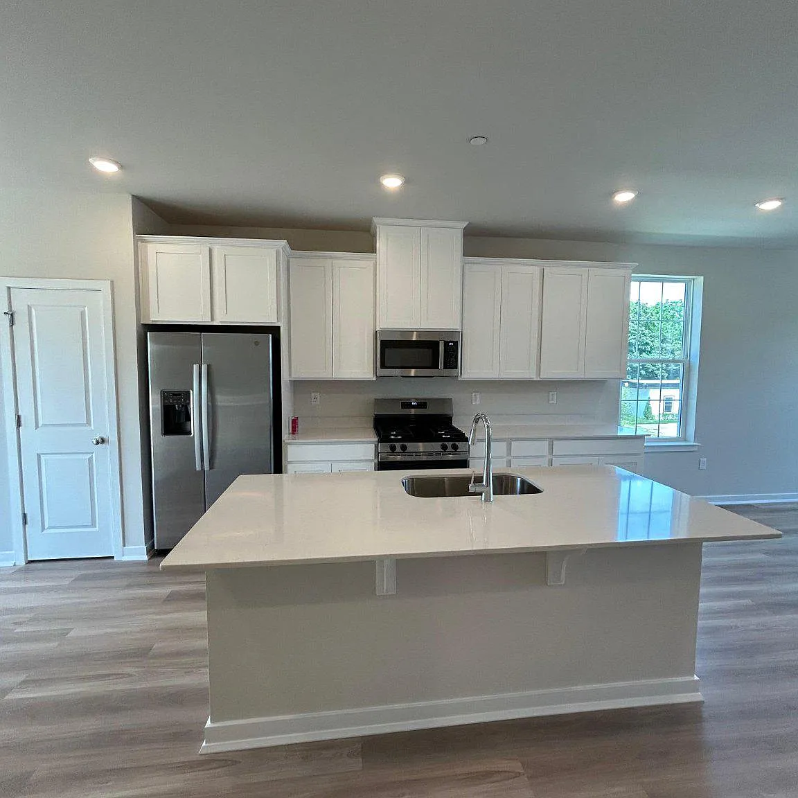 3 bed, 4.0 bath, 2047 sqft, $3,100 — Photo 1