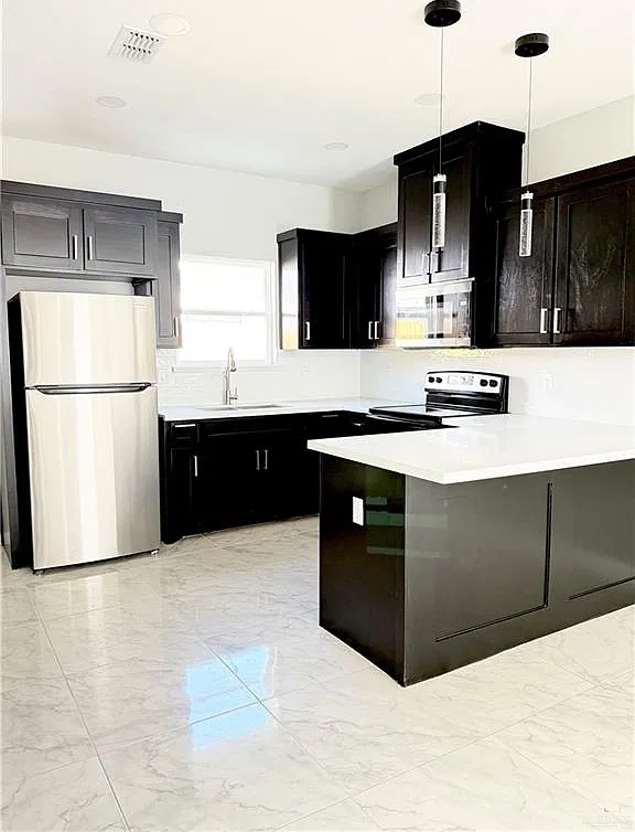 2 bed, 2.0 bath, 968 sqft, $1,250 — Photo 2